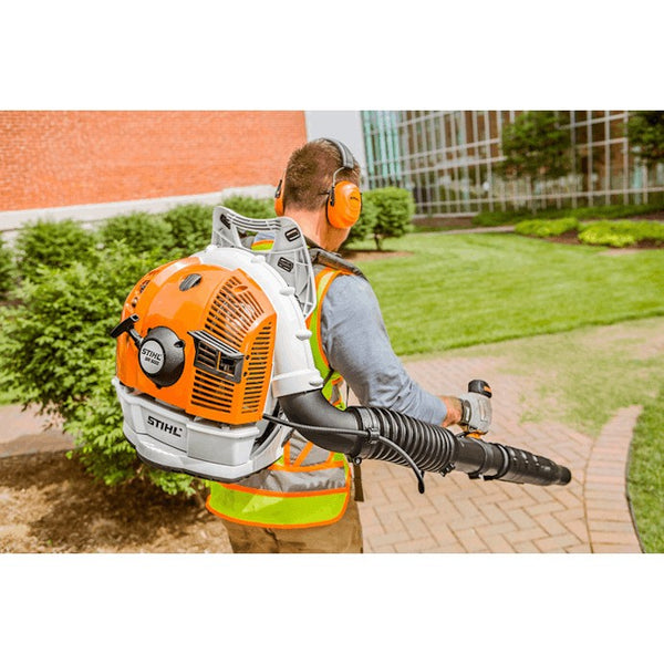 STIHL® BR 600 Backpack Blower | 64.8cc Engine | 32 Newtons Blowing For